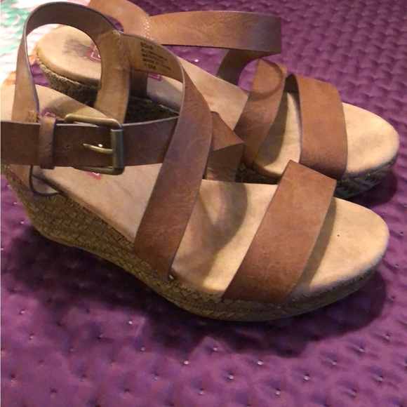 Pretty Wedge Sandals - Picture 2 of 2